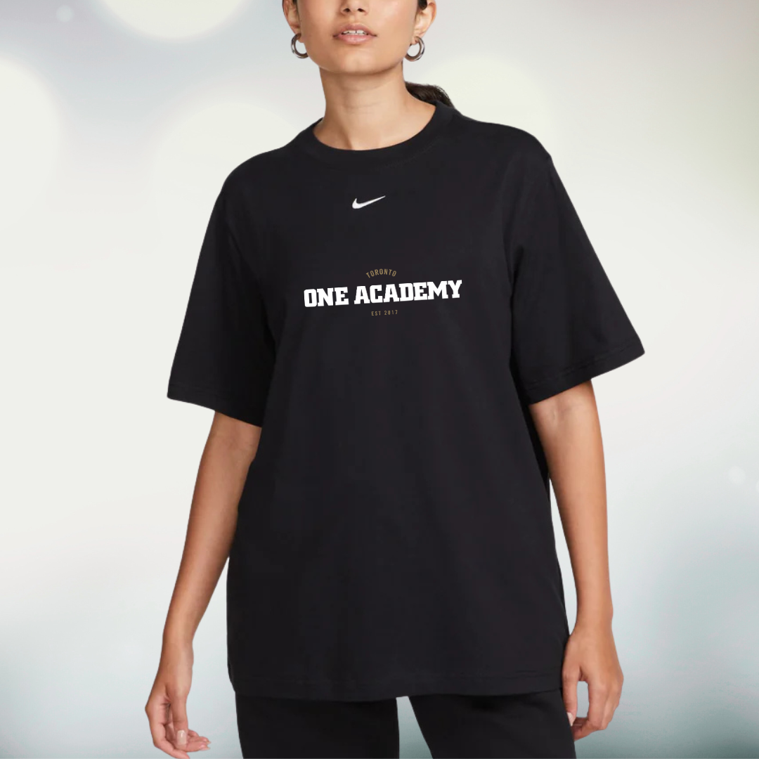 FW25 OA x NIKE W VARSITY TEE